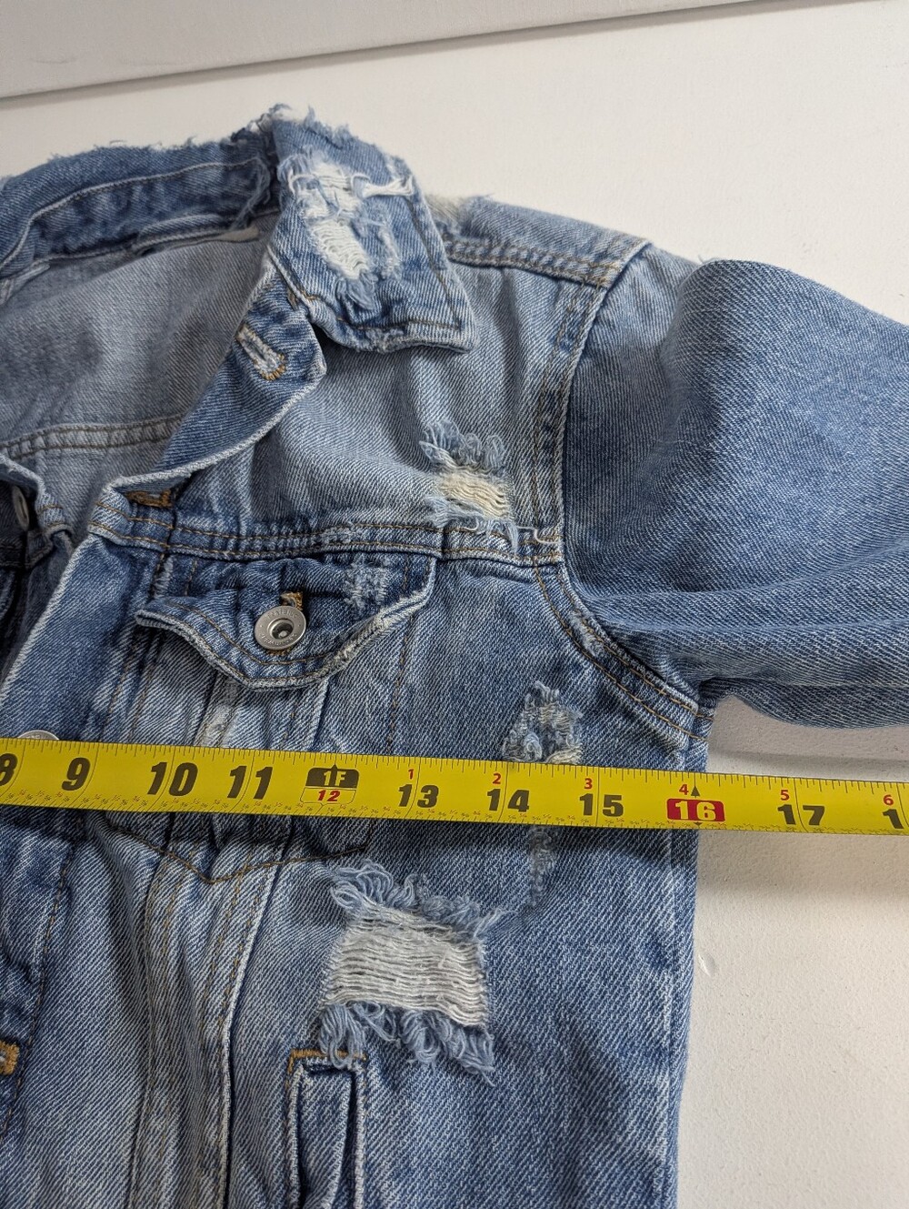 Tractr Women Blue Distressed Blue Denim Crop Jacket Size XS Ripped Festival Euc - Picture 7 of 8